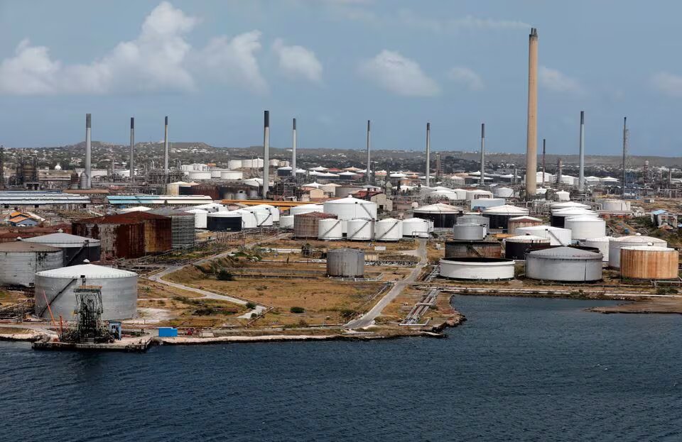 Venezuela's PDVSA to settle debt to Curacao refinery, seeks to supply oil