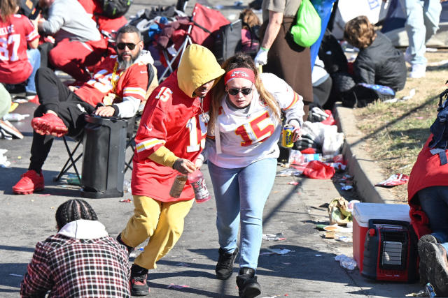 At least 1 killed in shooting at Kansas City Chiefs Super Bowl celebration