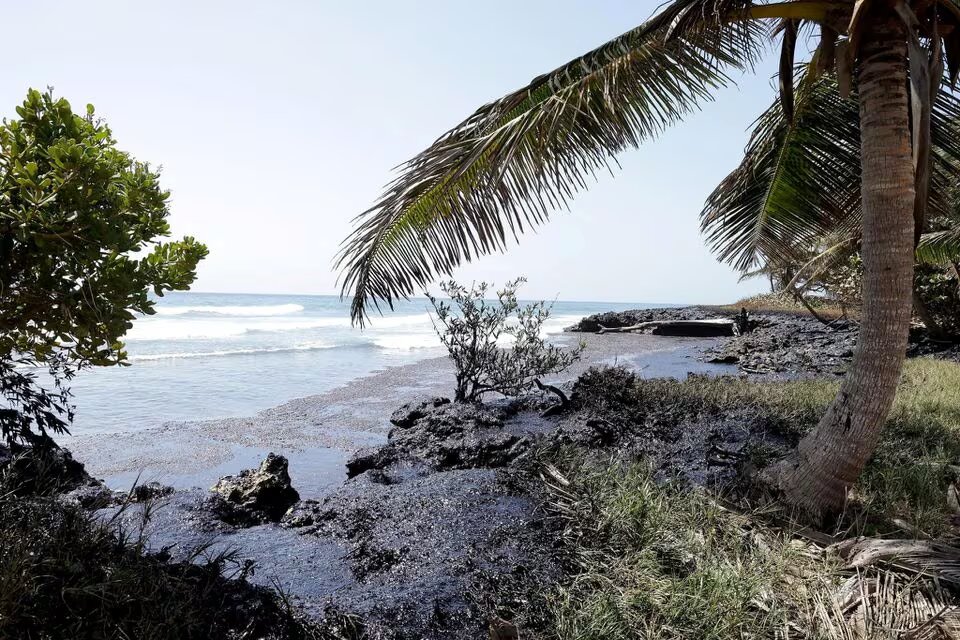 Tides move oil spill away from Tobago to the Caribbean, neighbors on alert