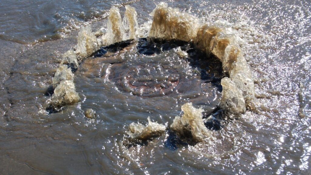 Collapsed sewer line causes manhole to overflow near Norre Gade-Moravian School