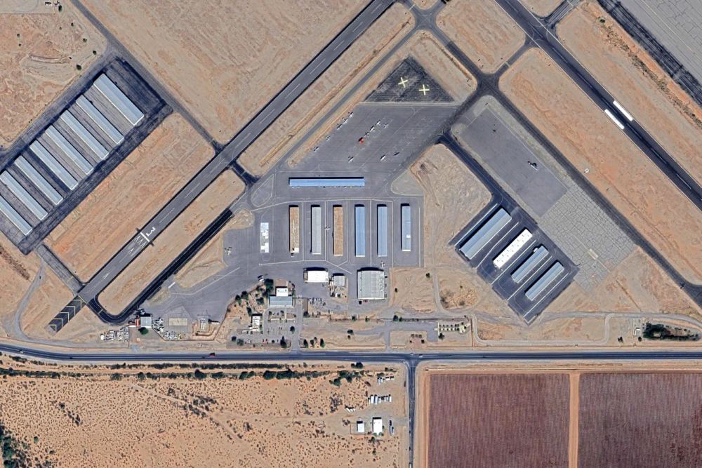 2 people dead after midair collision of two small single-engine planes at Arizona airport